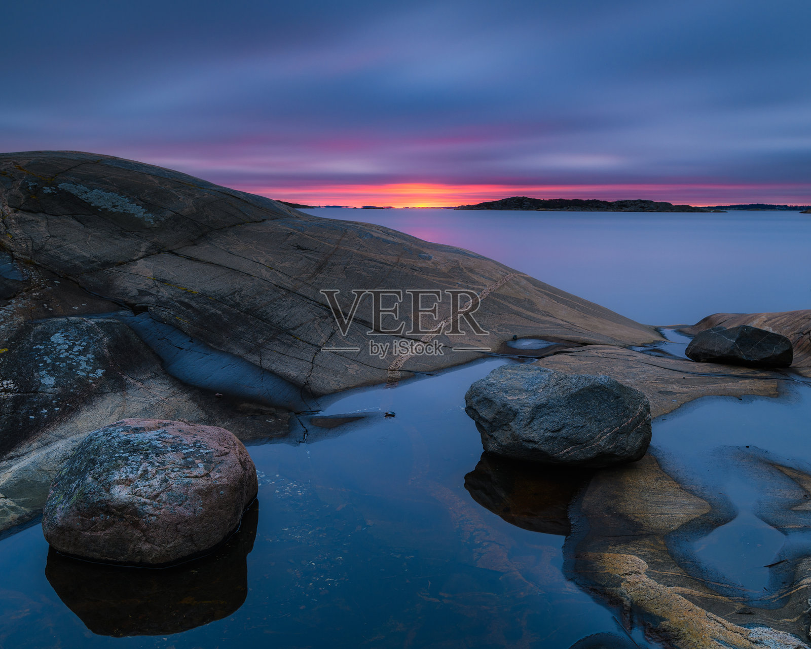 宁静的海岸黄昏：瑞典倒影海岸上自然之美的展现照片摄影图片