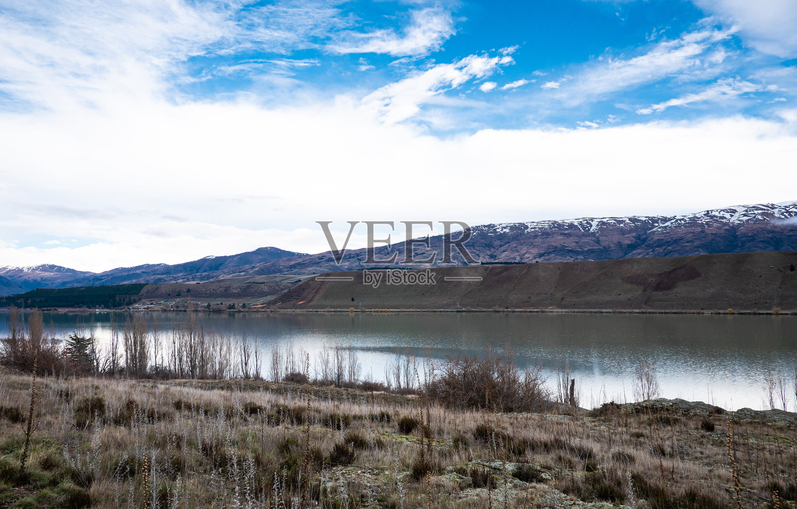 新西兰中央奥塔哥美丽的风景，湖泊、山丘、蓝色水域与自然景观照片摄影图片