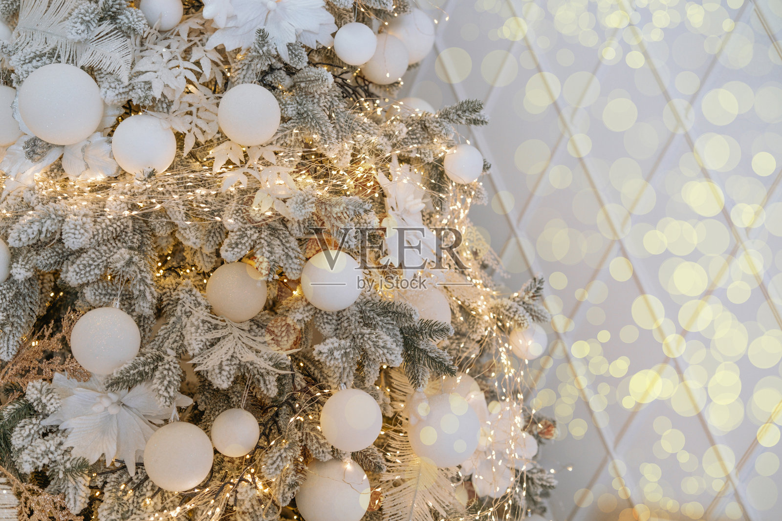 装饰华丽的圣诞树，配有白色饰品和闪烁的灯光照片摄影图片