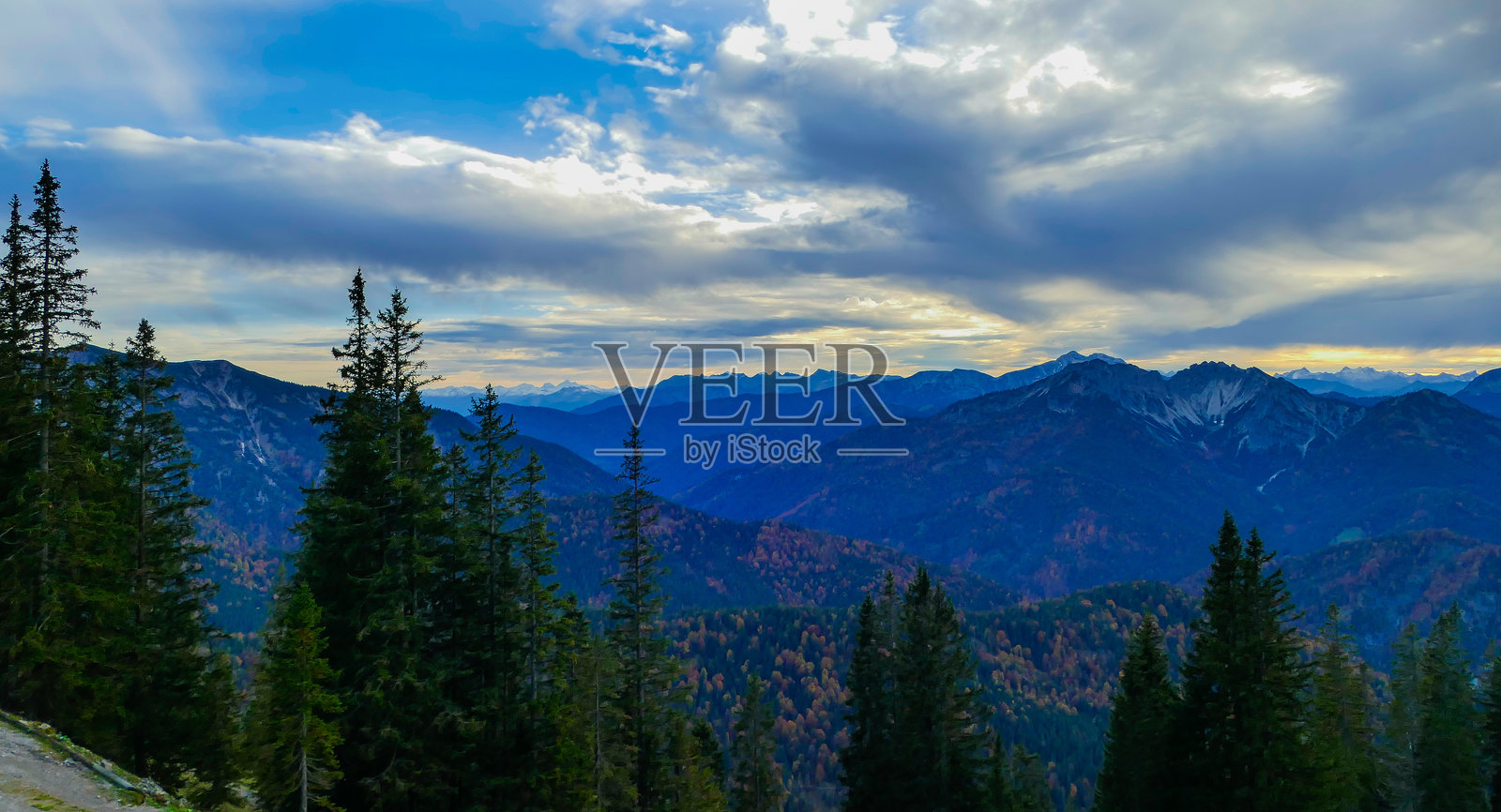 德国阿尔卑斯山的黄昏田园风光照片摄影图片