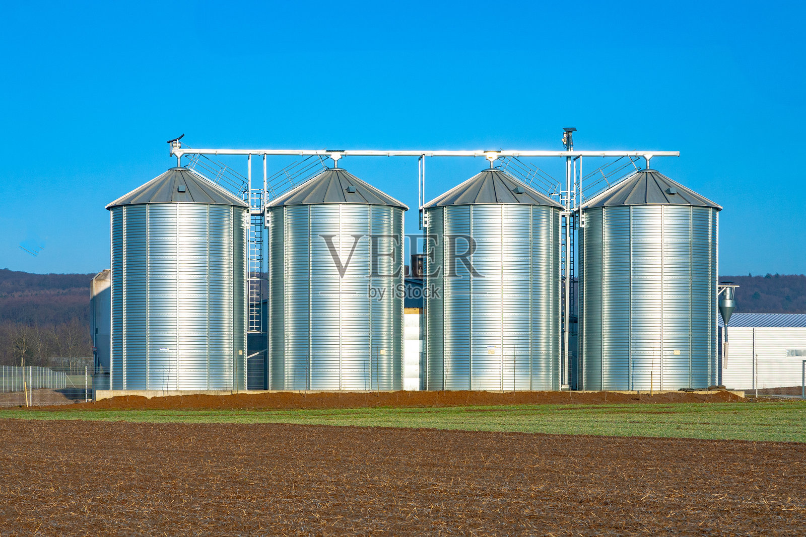 四个筒仓与蓝天的风景照片摄影图片