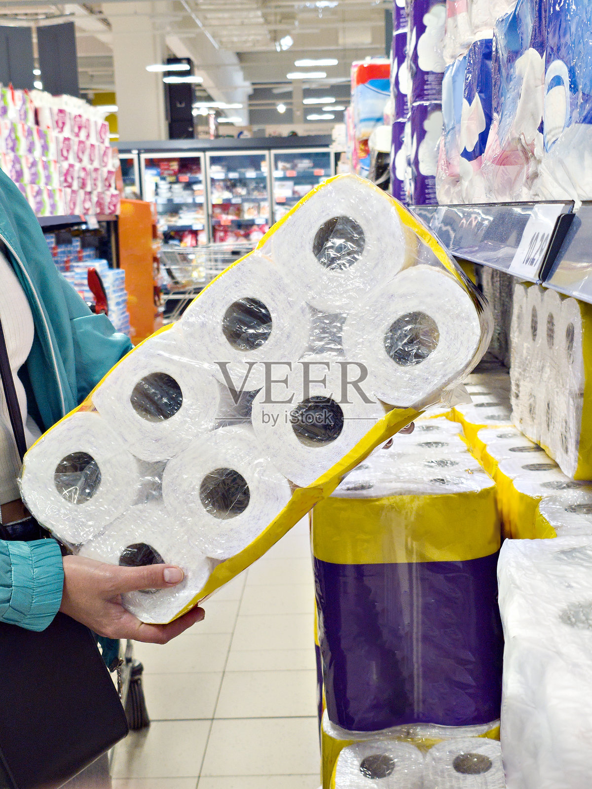 在商店购买卫生纸照片摄影图片