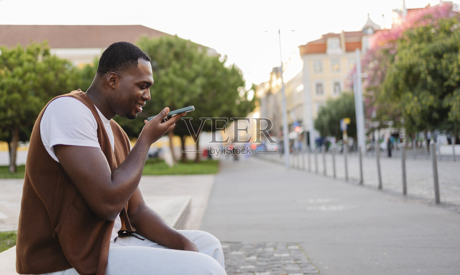 年轻男子在葡萄牙里斯本发送语音消息照片摄影图片