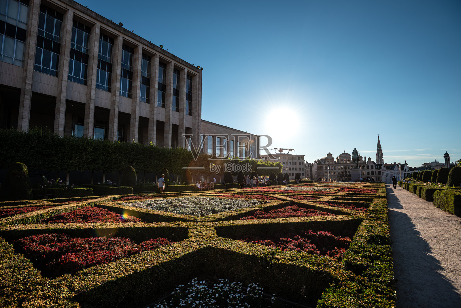 布鲁塞尔蒙特德阿尔特的几何花园设计在日落时分照片摄影图片