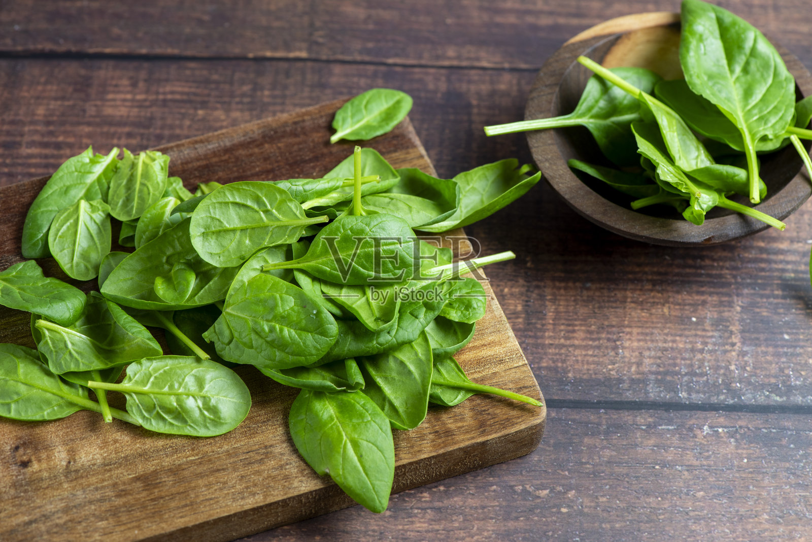 木桌上小碗里的菠菜照片摄影图片