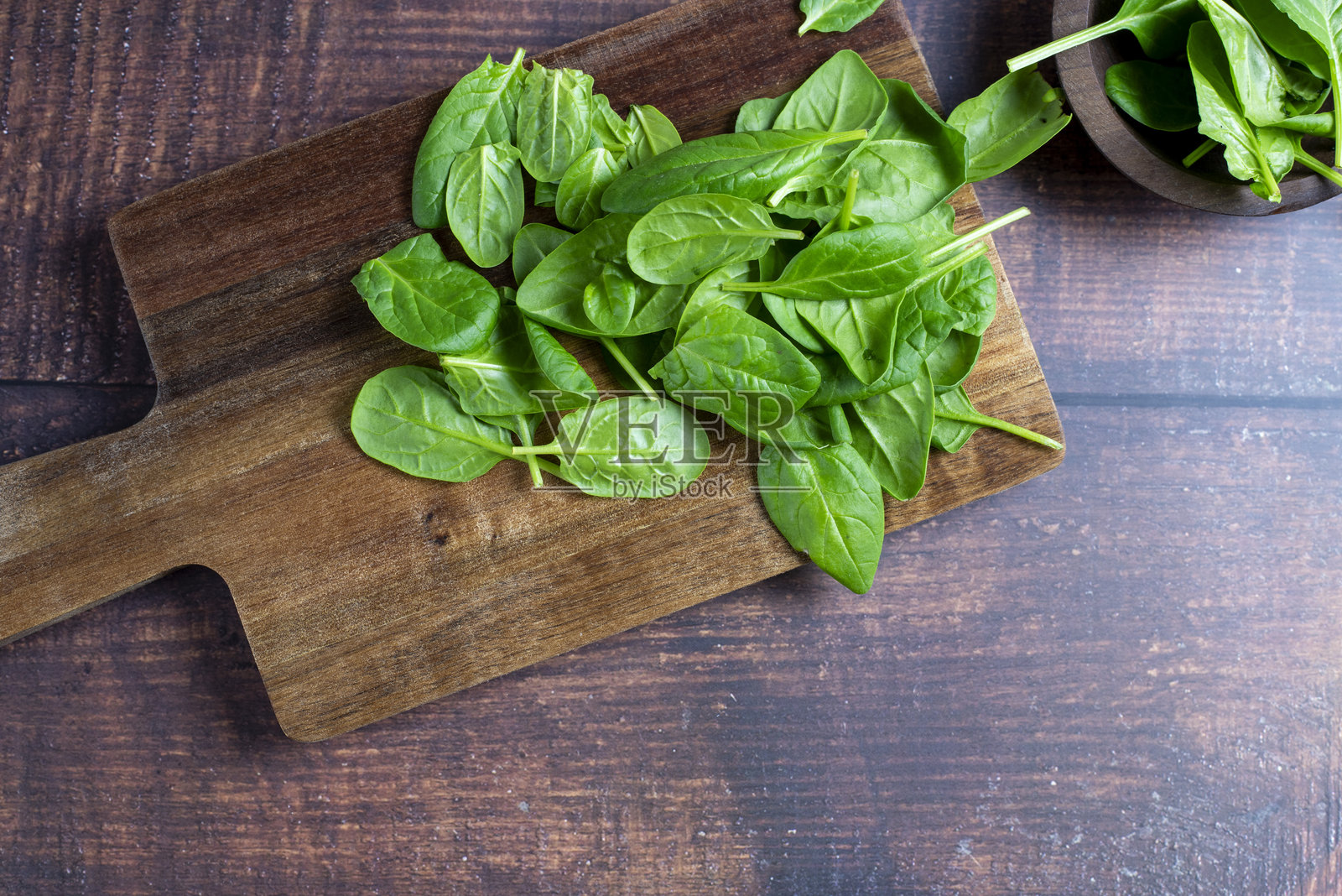 木桌背景上的小碗菠菜照片摄影图片