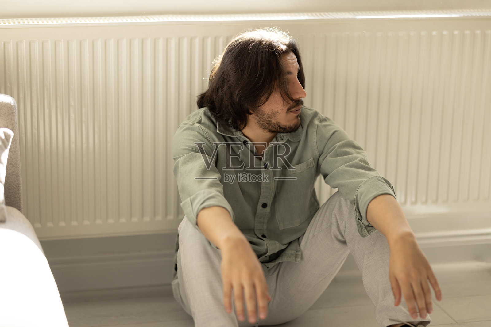 沉思的，陷入思绪中的，正在经历抑郁的人照片摄影图片