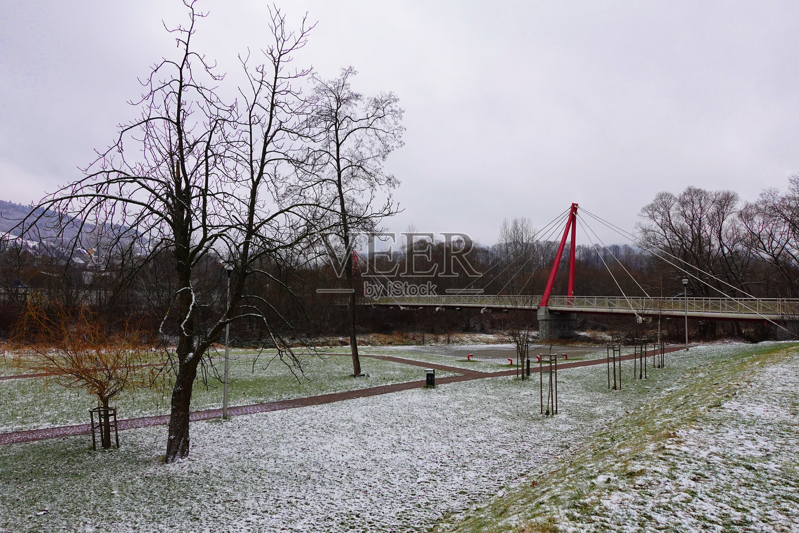 雪覆盖的公园与红色悬索桥照片摄影图片