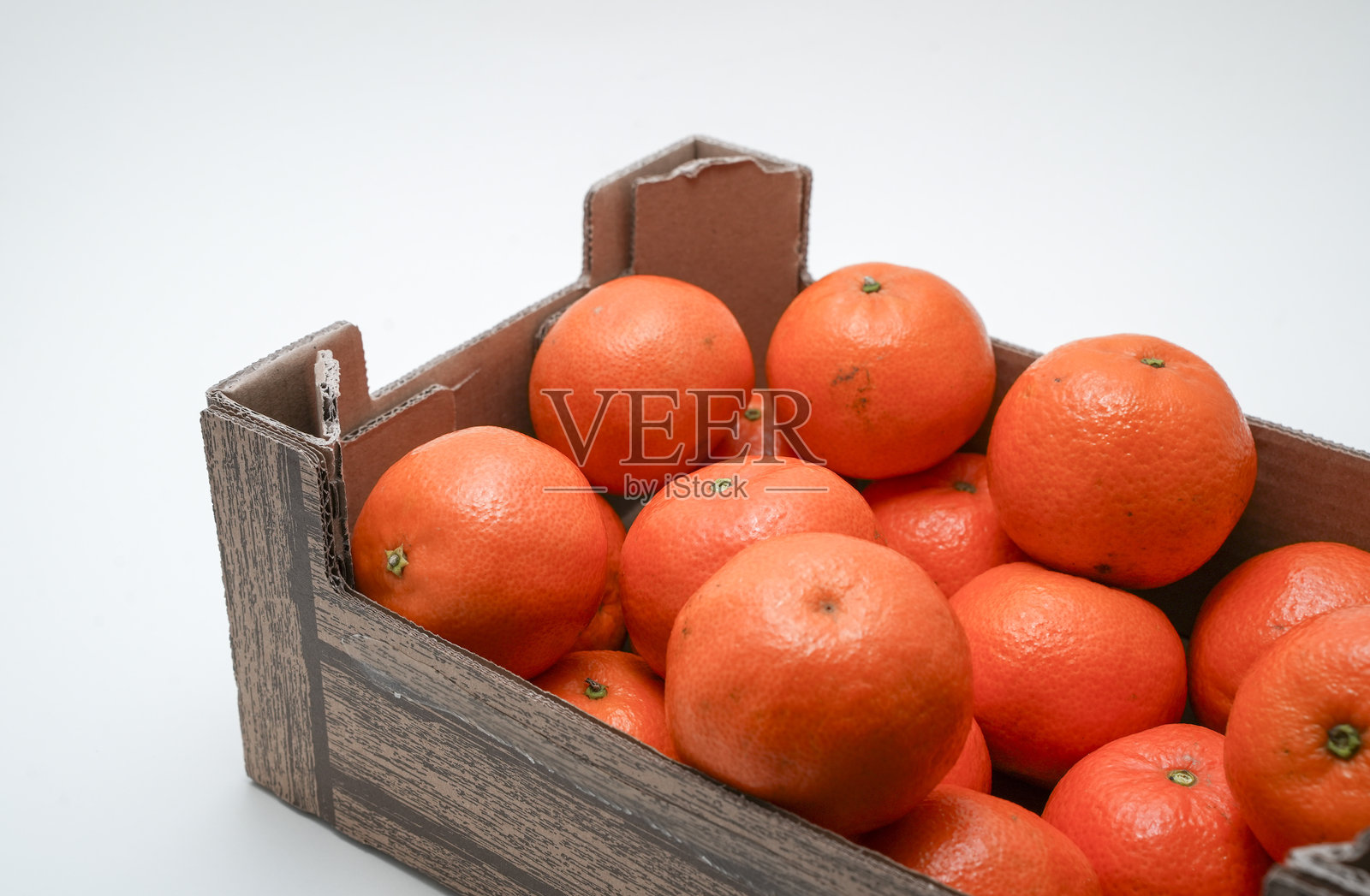 白色背景上放着一篮新鲜的橘子，旁边留有文字空间照片摄影图片