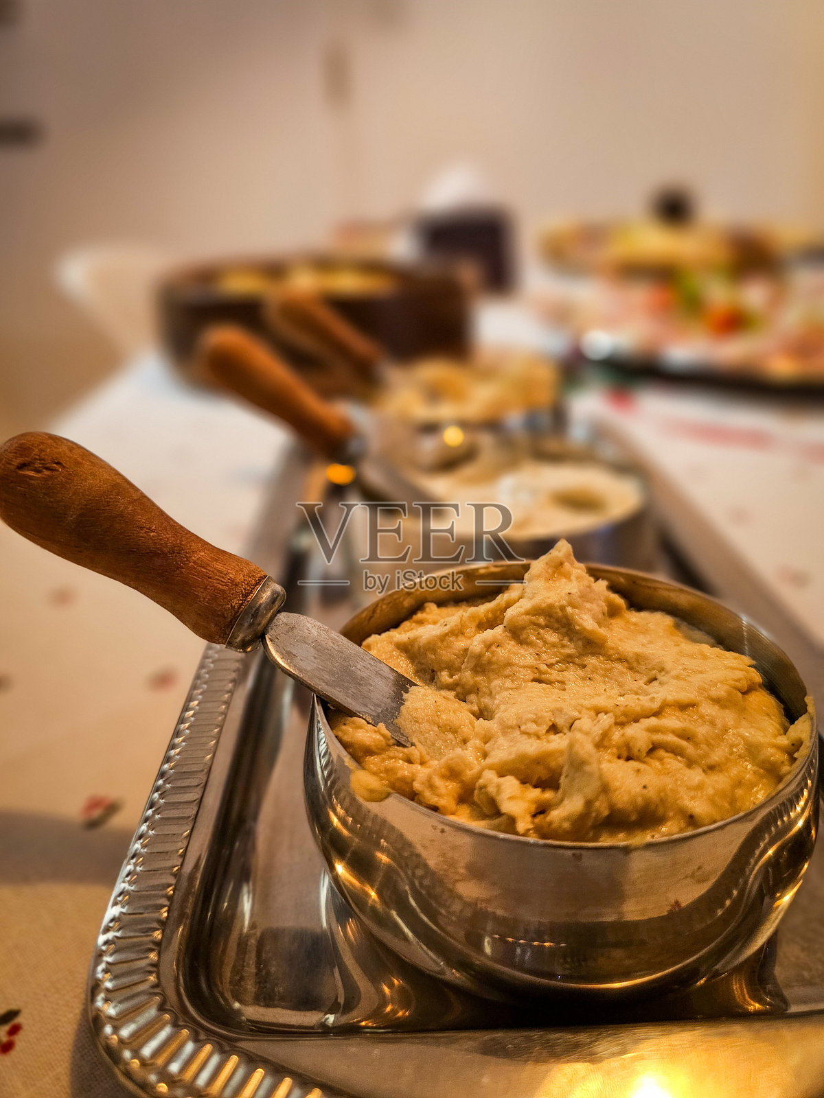 银镀托盘上展示的各种涂抹酱照片摄影图片