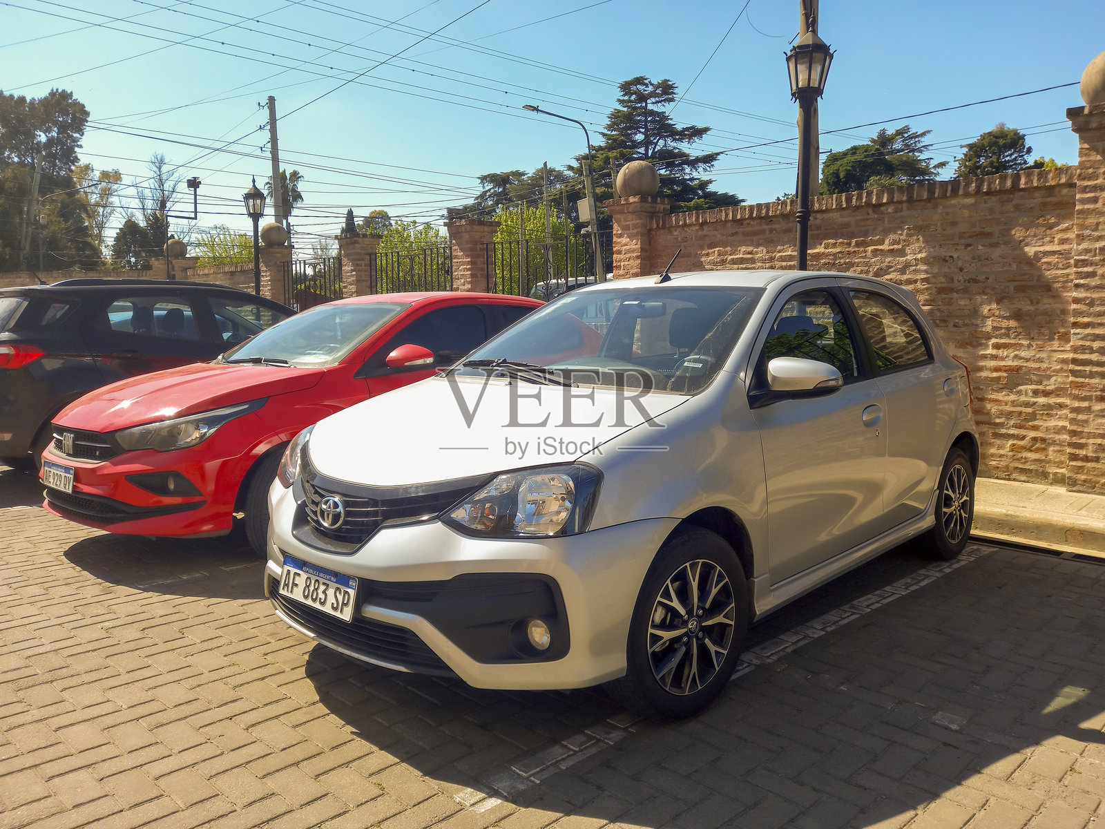 2010年代末的旧银灰色丰田Etios停在停车场照片摄影图片