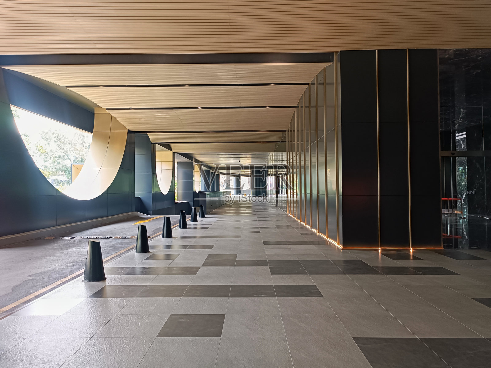 一个展示空置代客停车的地下室。照片摄影图片