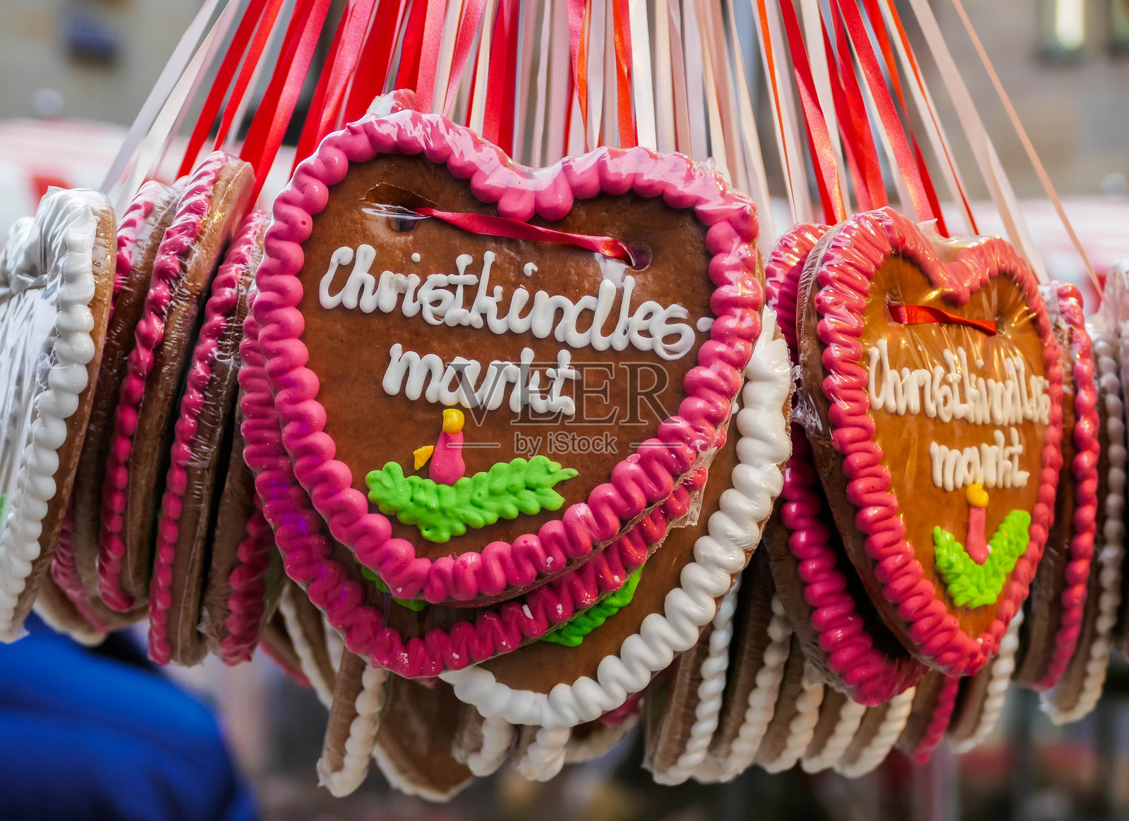 红色姜饼心形饼干，上面写着德国纽伦堡圣诞市场的名字照片摄影图片