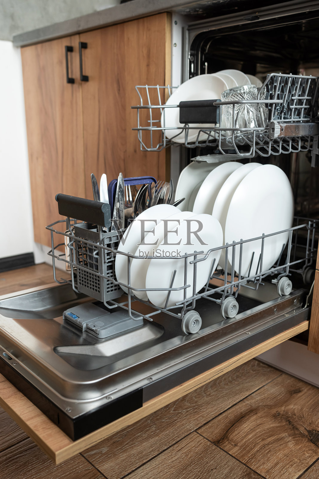 现代开放式洗碗机，洗涤循环后厨房里的干净餐具照片摄影图片
