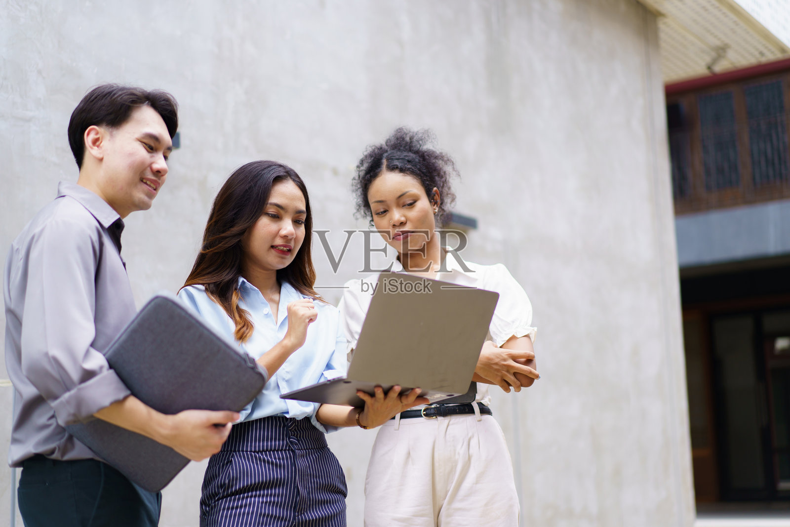 一群人在公园里工作和交谈。照片摄影图片