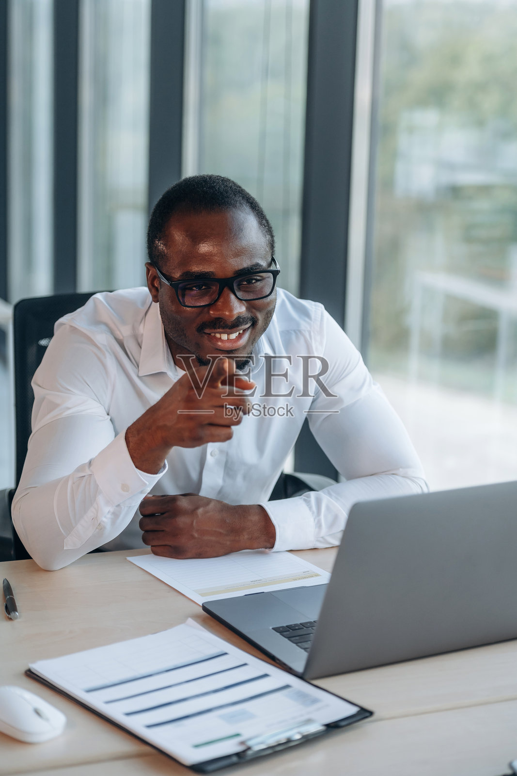 在线会议。商人在现代办公室工作照片摄影图片