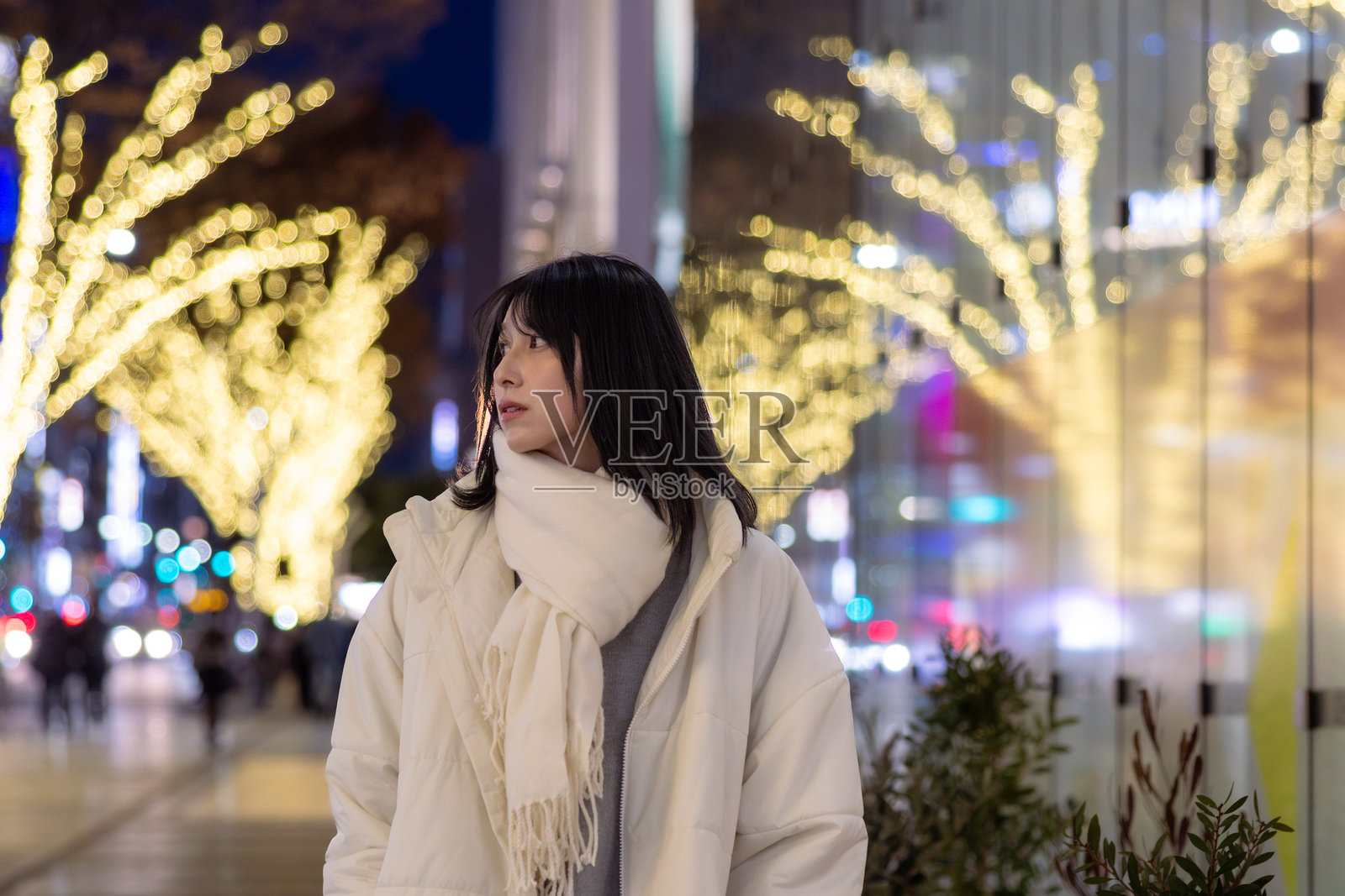 冬季下班后购物的年轻女性照片摄影图片