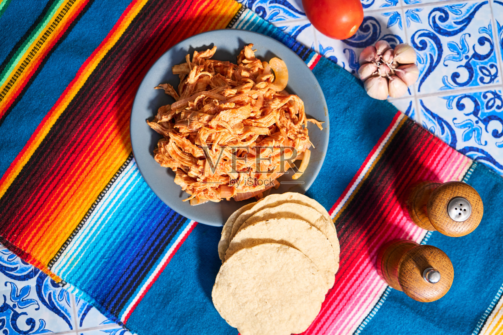 鸡肉丁加。典型的墨西哥菜，主要由 shredded 鸡肉、洋葱和干辣椒制成。照片摄影图片