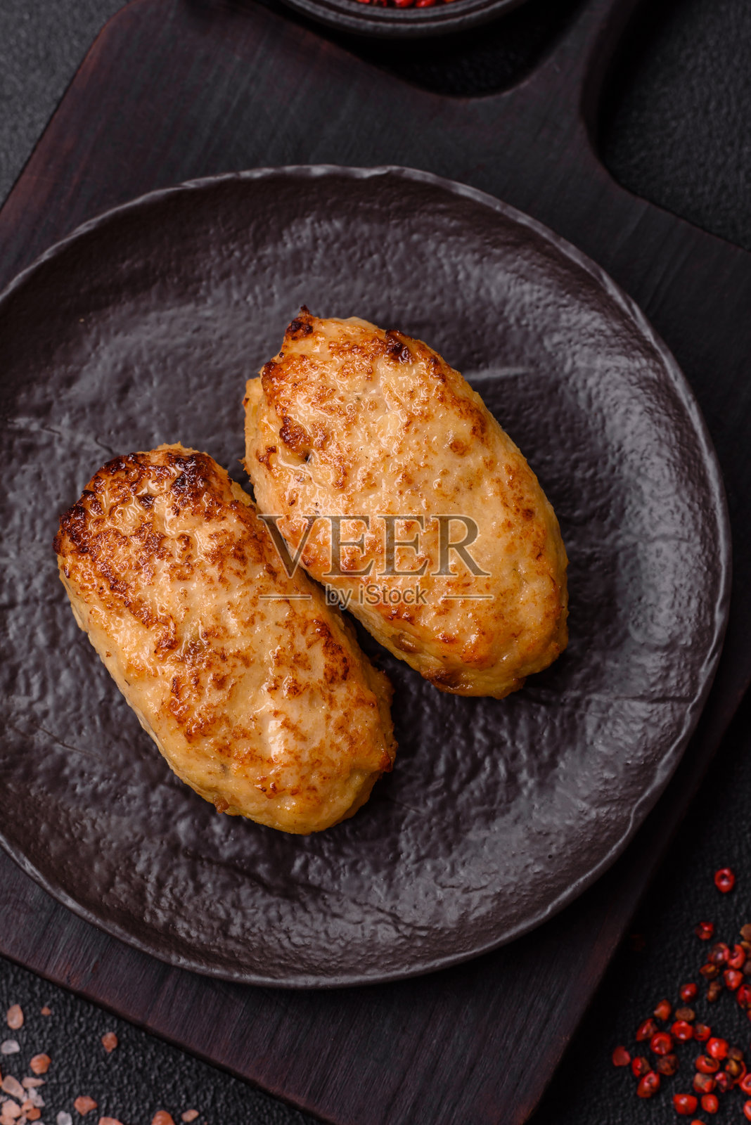 美味的新鲜炸鱼肉饼，配以香料和草药照片摄影图片