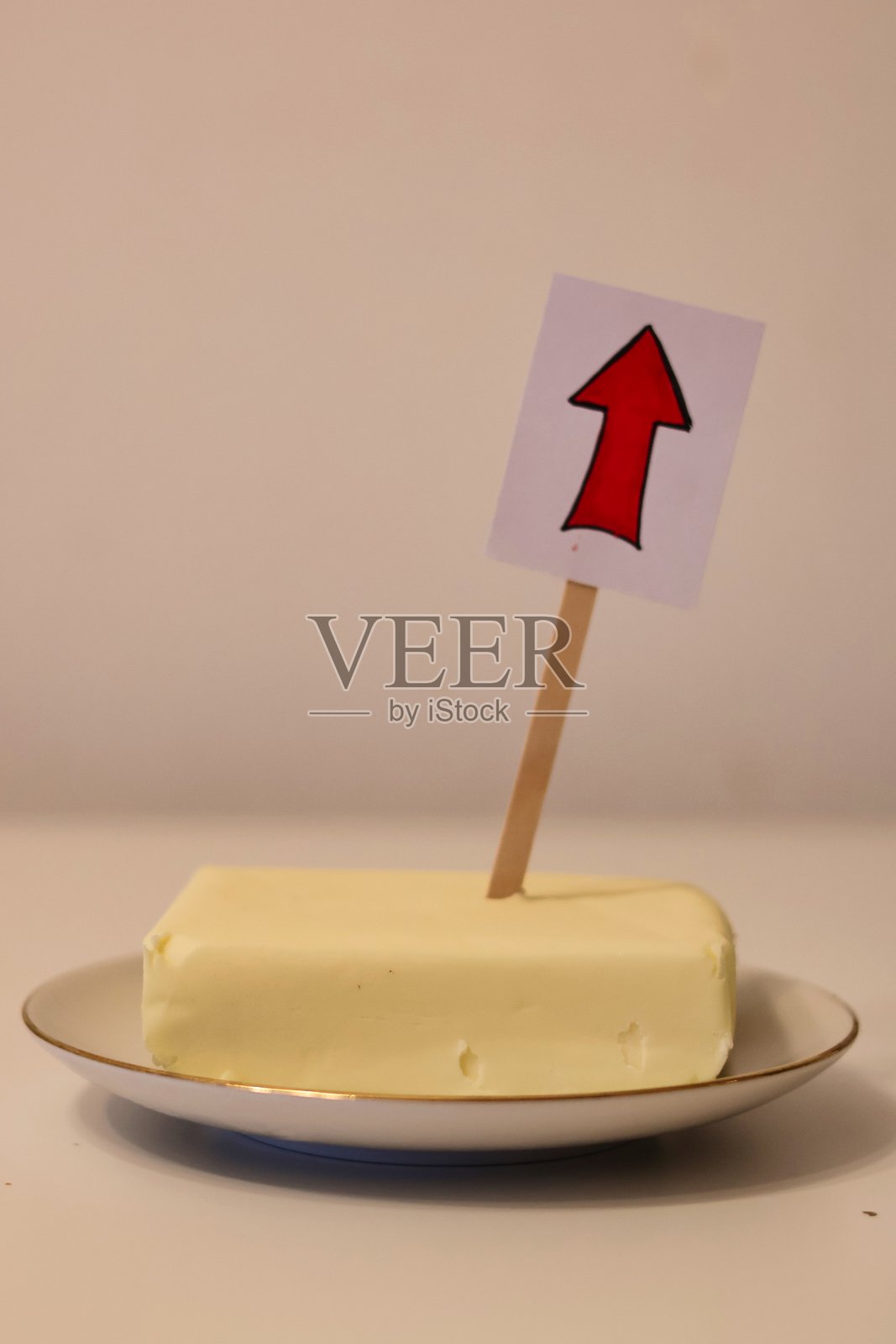 黄油变得越来越贵；黄油价格上涨的插图；黄油越来越贵照片摄影图片