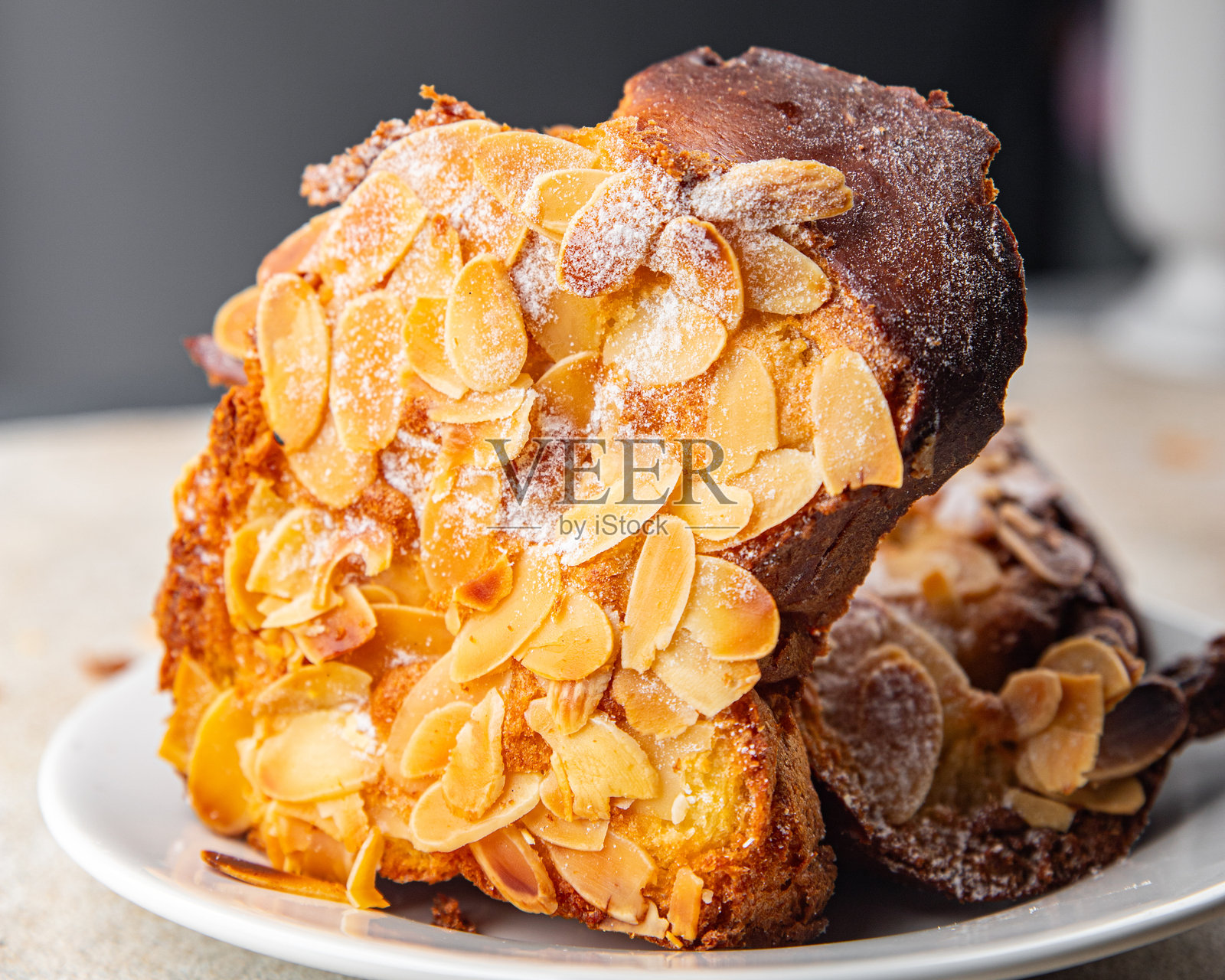 法式杏仁奶油面包甜吐司，新鲜美味的美食佳肴，精致的美食背景，桌面上的乡村风格美食俯视图，留白空间。照片摄影图片