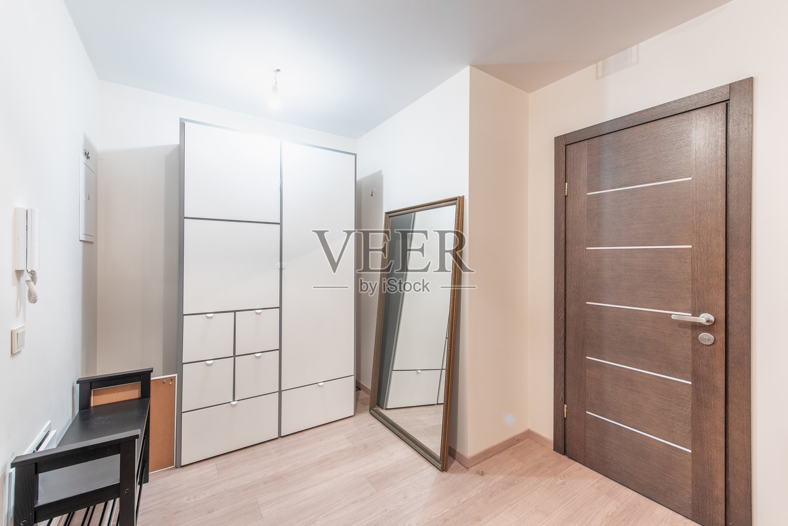 现代简约风格的家居走廊室内，配有衣柜和装饰镜子照片摄影图片