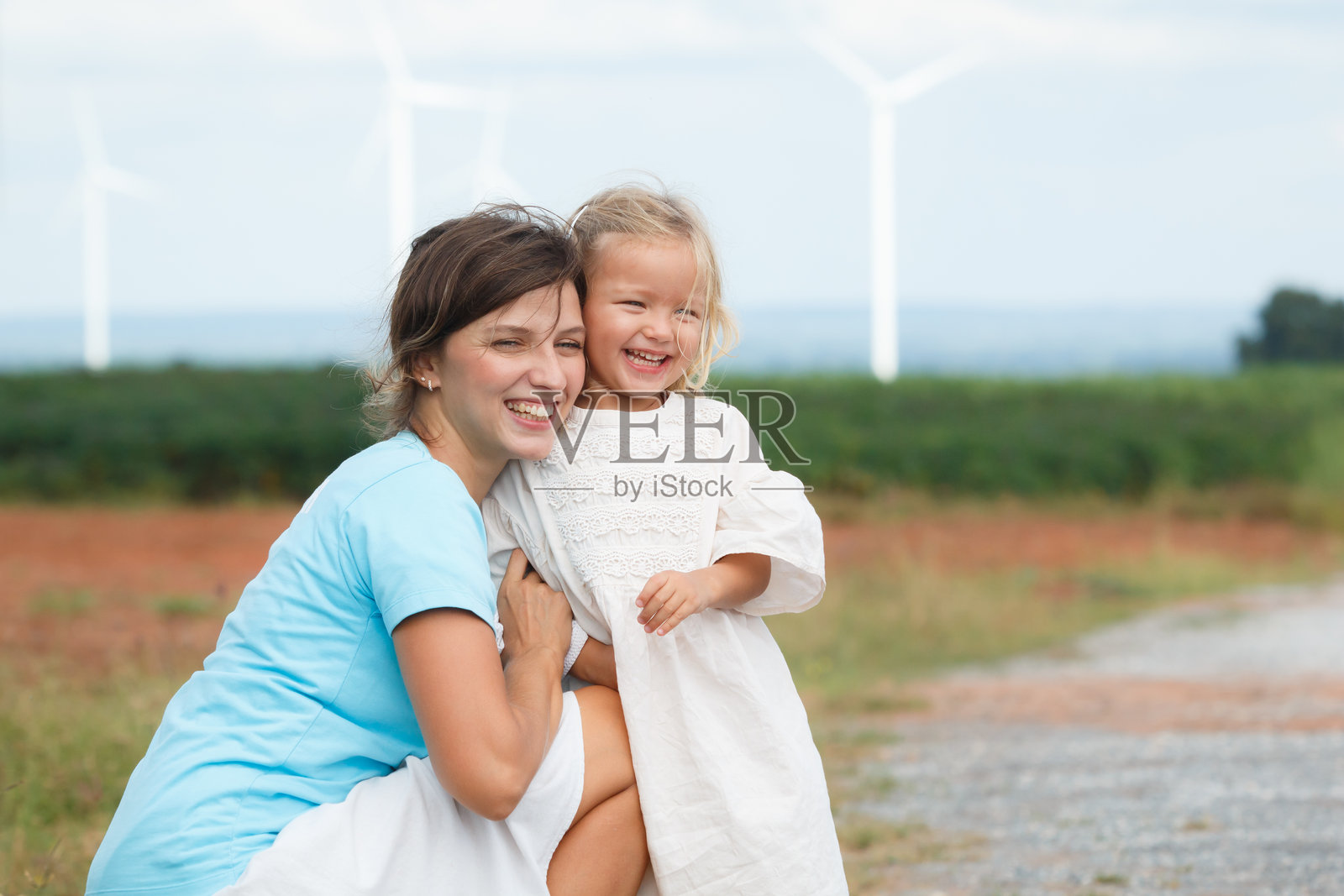 母女在大自然中享受放松时光。照片摄影图片