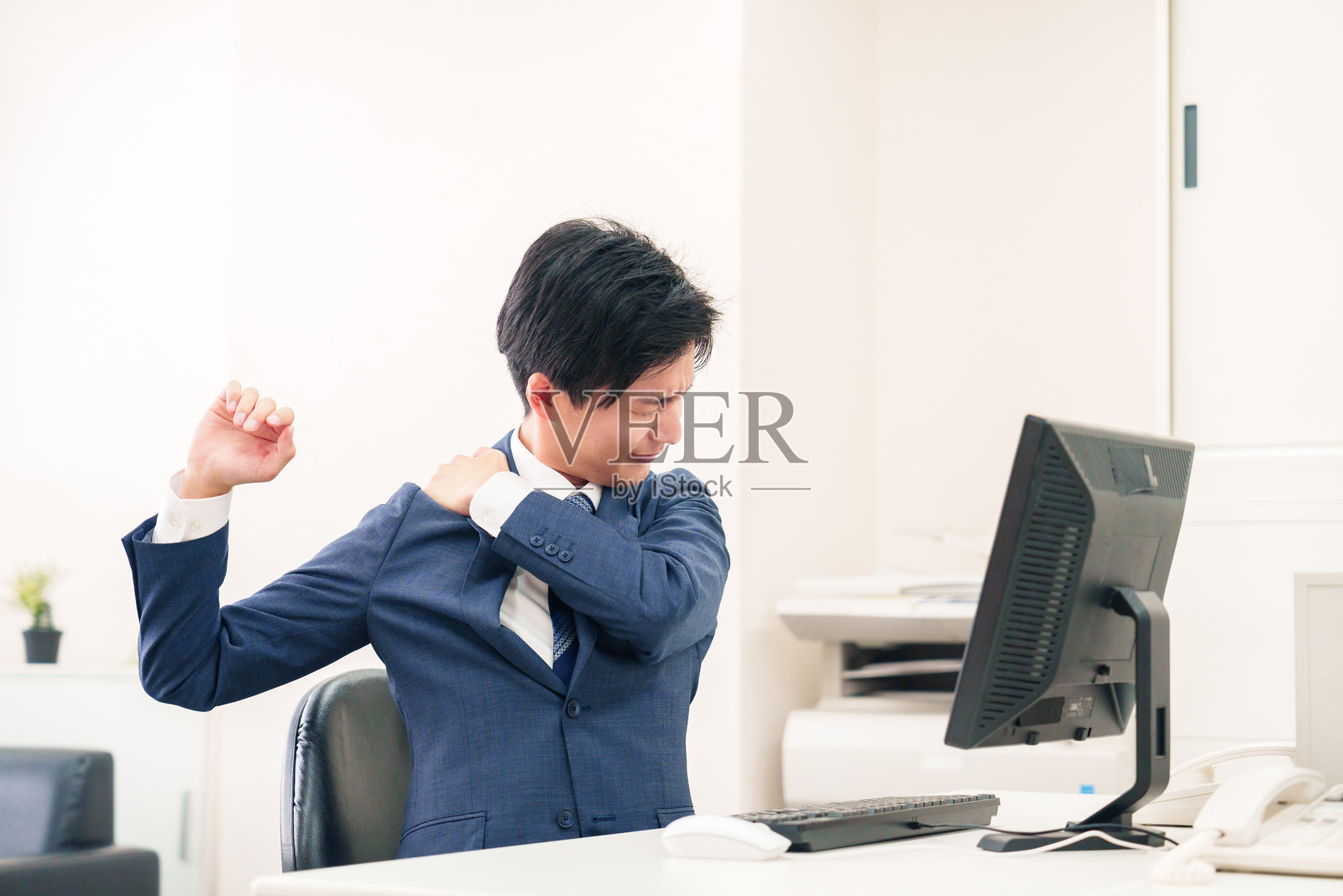 办公室里肩膀僵硬的商人照片摄影图片