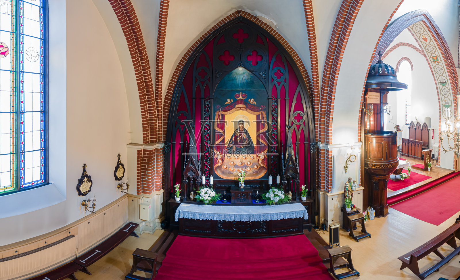 哥特式拱门和彩色玻璃窗的教堂内部照片摄影图片