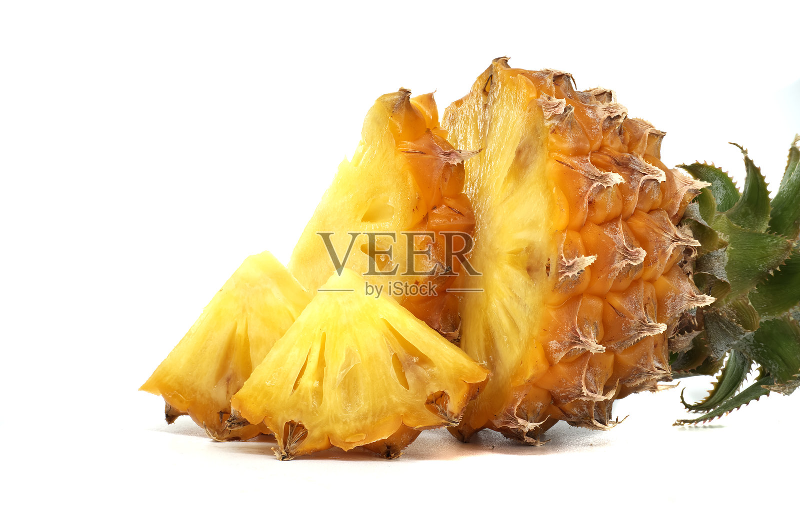 新鲜切片菠萝块，孤立在白色背景上照片摄影图片