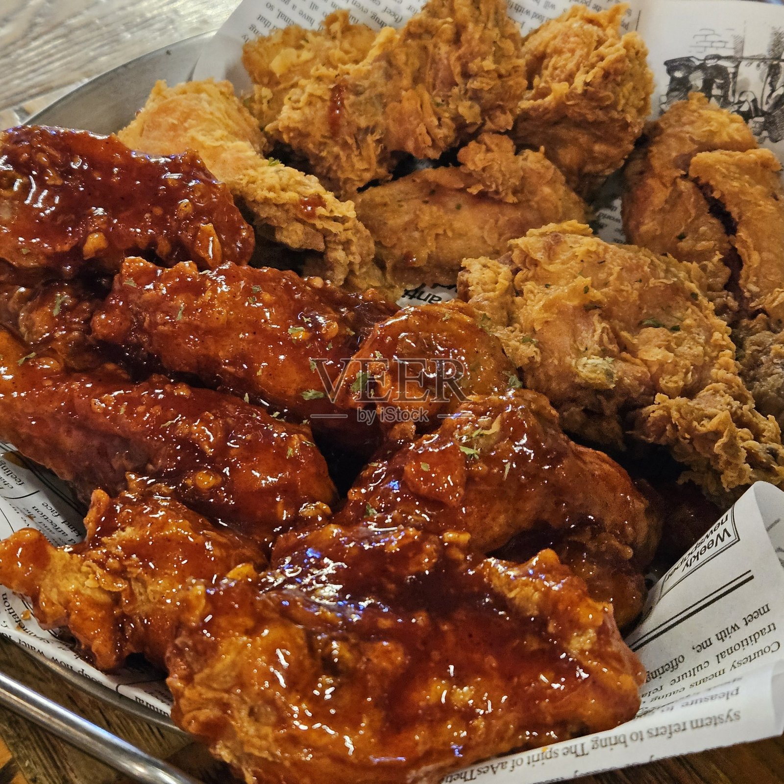 酥脆的韩国炸鸡，完美地裹上甜辣酱。非常适合食品摄影和菜单，展现这道受欢迎菜肴的不可抗拒的脆感和风味。照片摄影图片