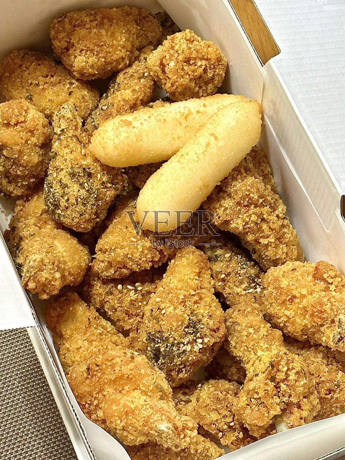 酥脆的韩国炸鸡，完美地裹上甜辣酱。非常适合食品摄影和菜单，展现这道受欢迎菜肴的诱人脆感和风味。照片摄影图片