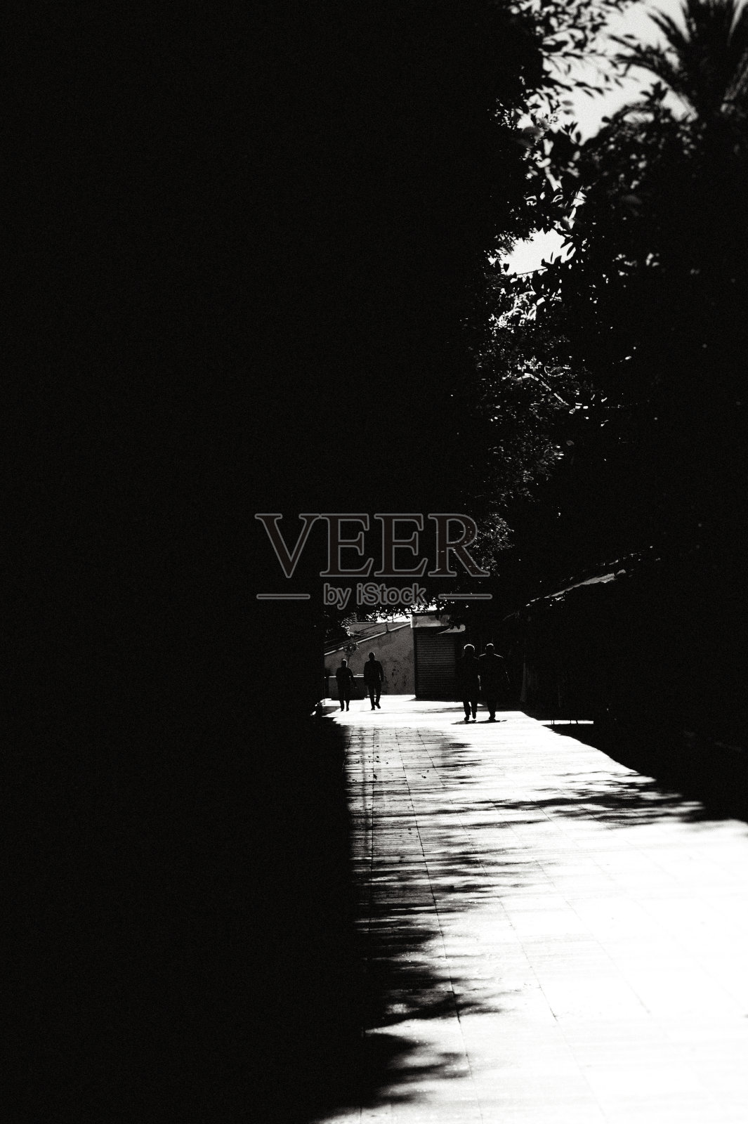 人们在行走照片摄影图片