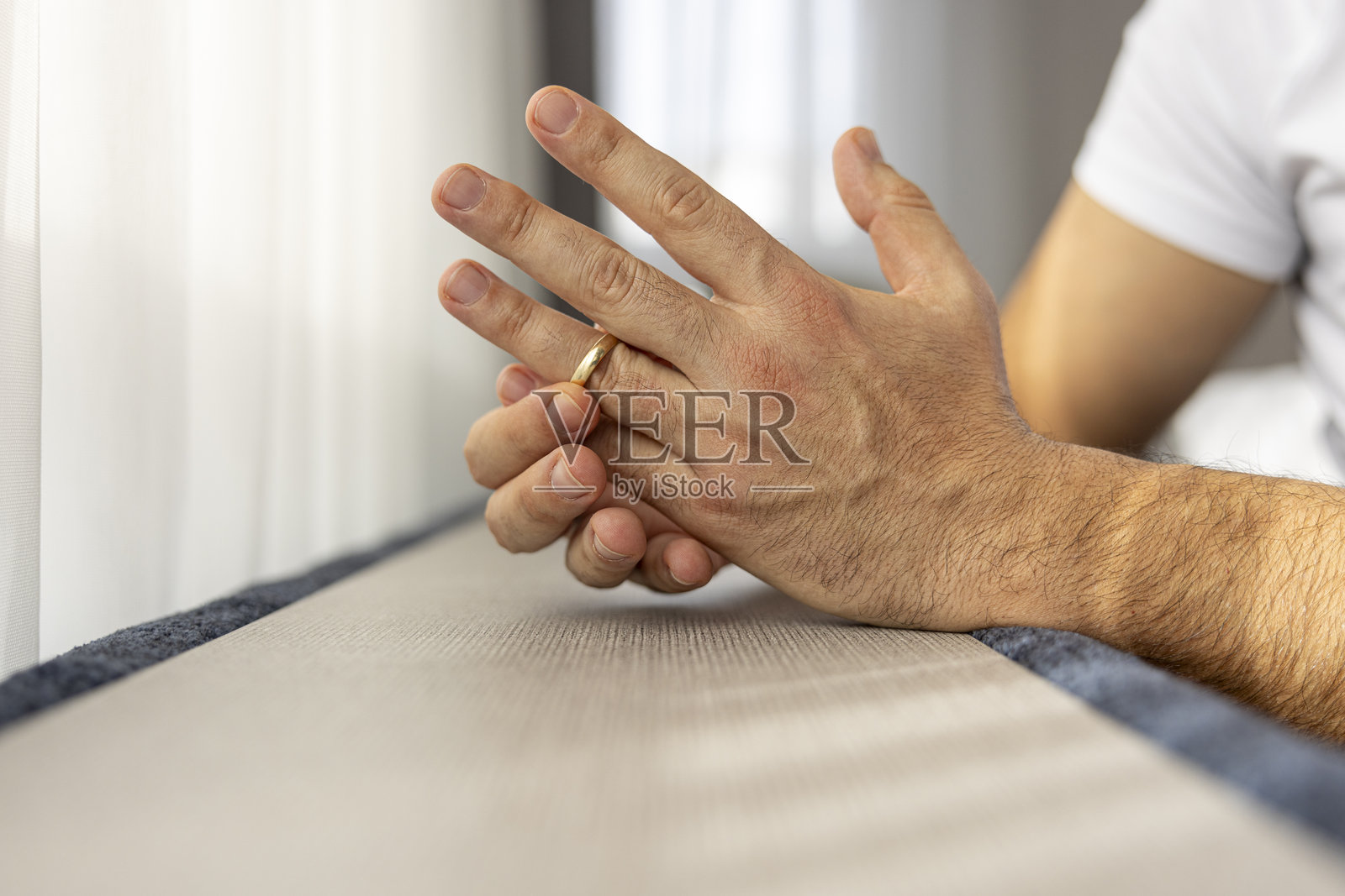 手握婚戒照片摄影图片