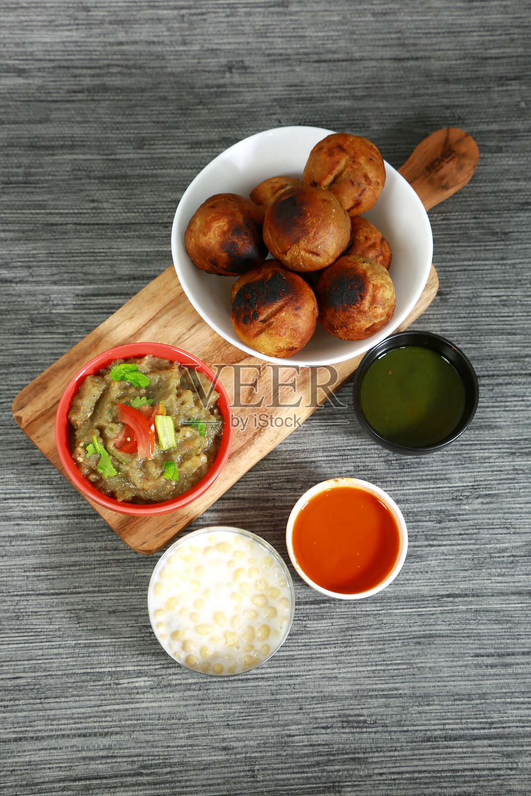 Litti Chokha 配上酸奶和调味酱照片摄影图片