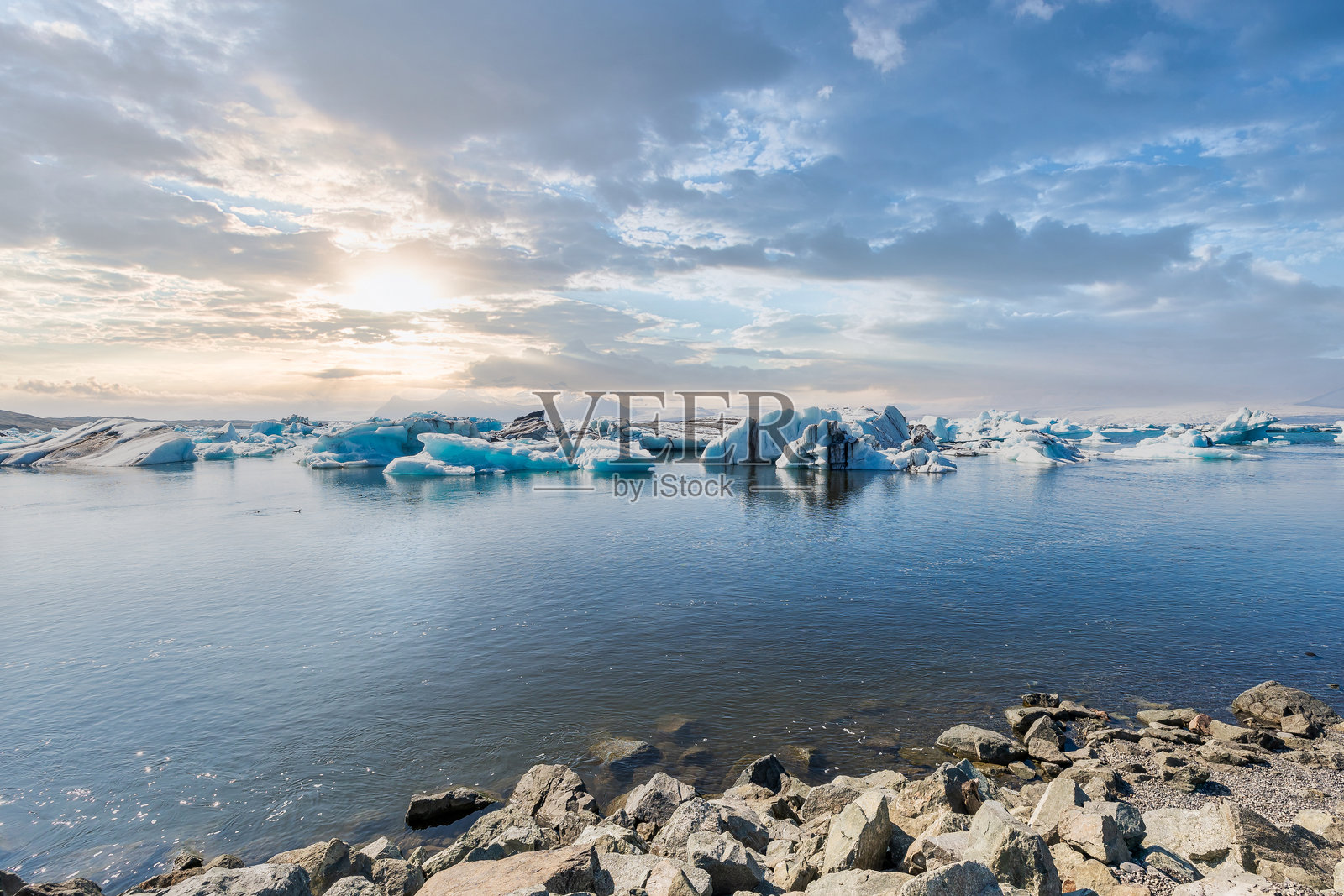 冰岛约库尔萨龙冰川湖令人惊叹的冰山和宁静水域景观照片摄影图片