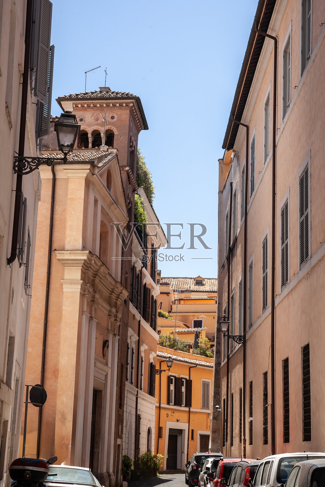 古罗马一条安静狭窄的街道，两旁是传统建筑。这个历史悠久的社区展示了永恒的建筑风格、真实的房地产和文化魅力。照片摄影图片