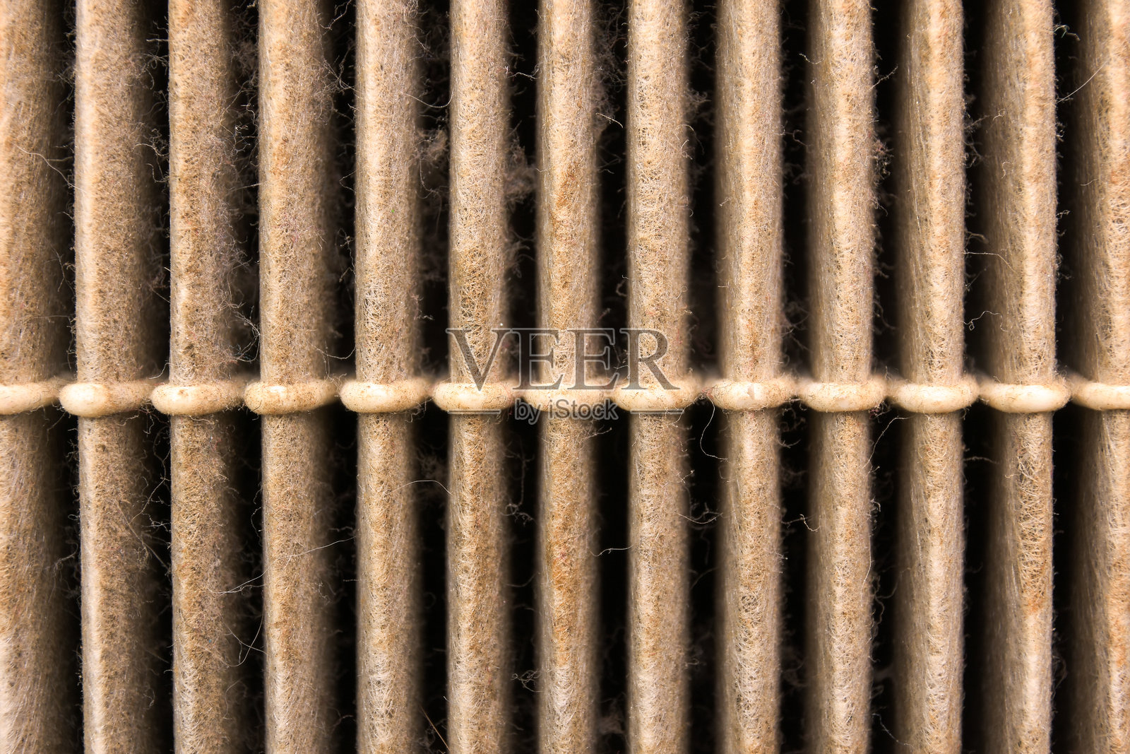 汽车空气过滤器的尘土飞扬的材料特写，汽车空气过滤器堵塞照片摄影图片