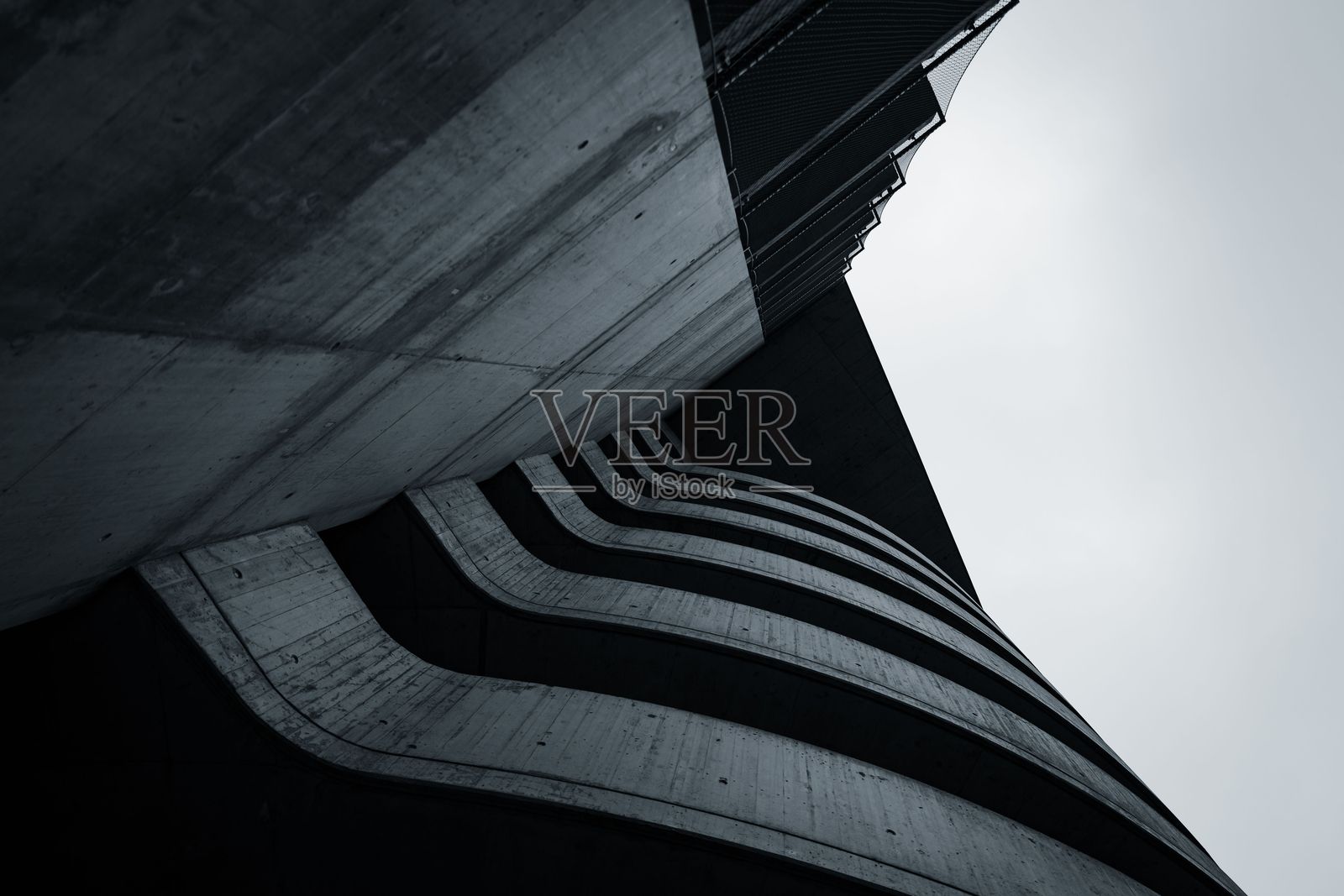 抽象的现代混凝土建筑，带有曲线。照片摄影图片