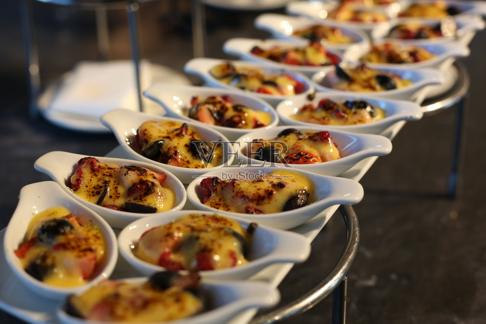 奶酪焗小碗开胃菜照片摄影图片