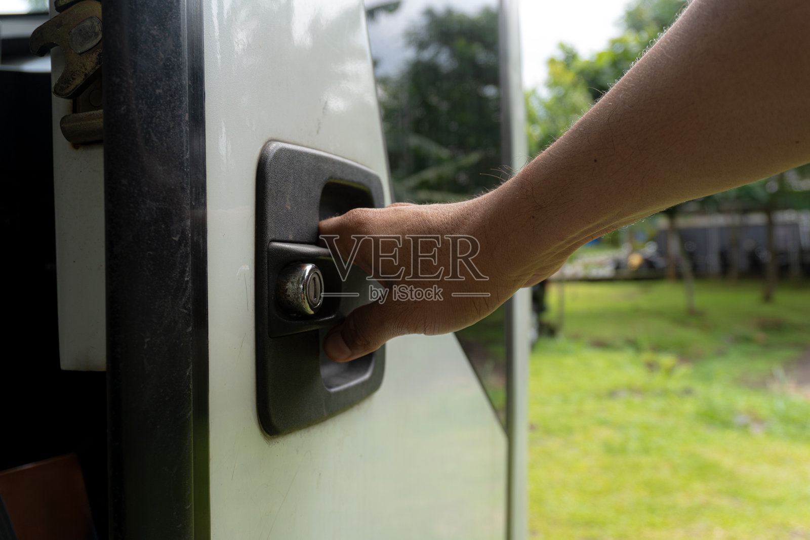 打开或关闭公交车门的手照片摄影图片