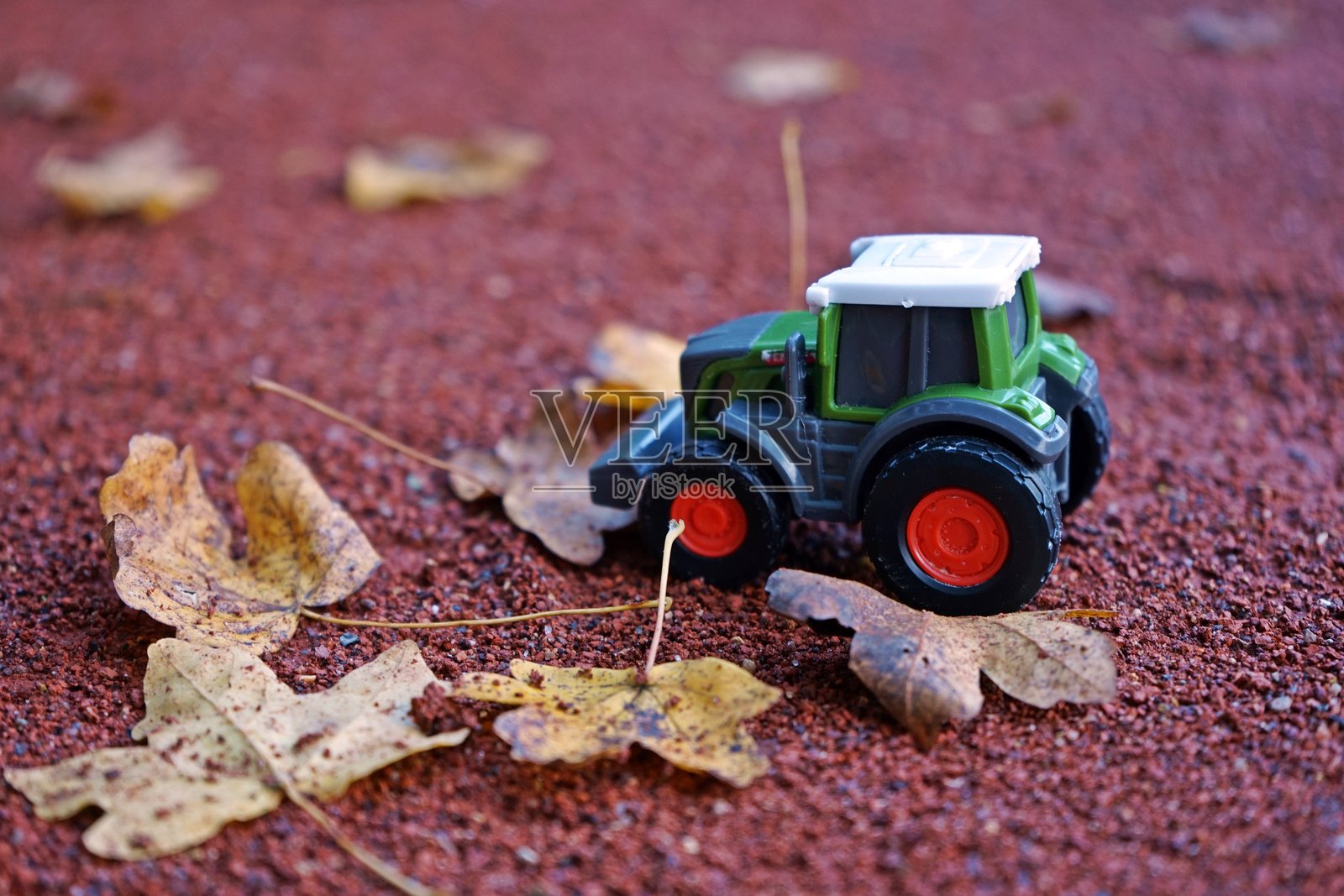 秋季背景下的微型拖拉机照片摄影图片