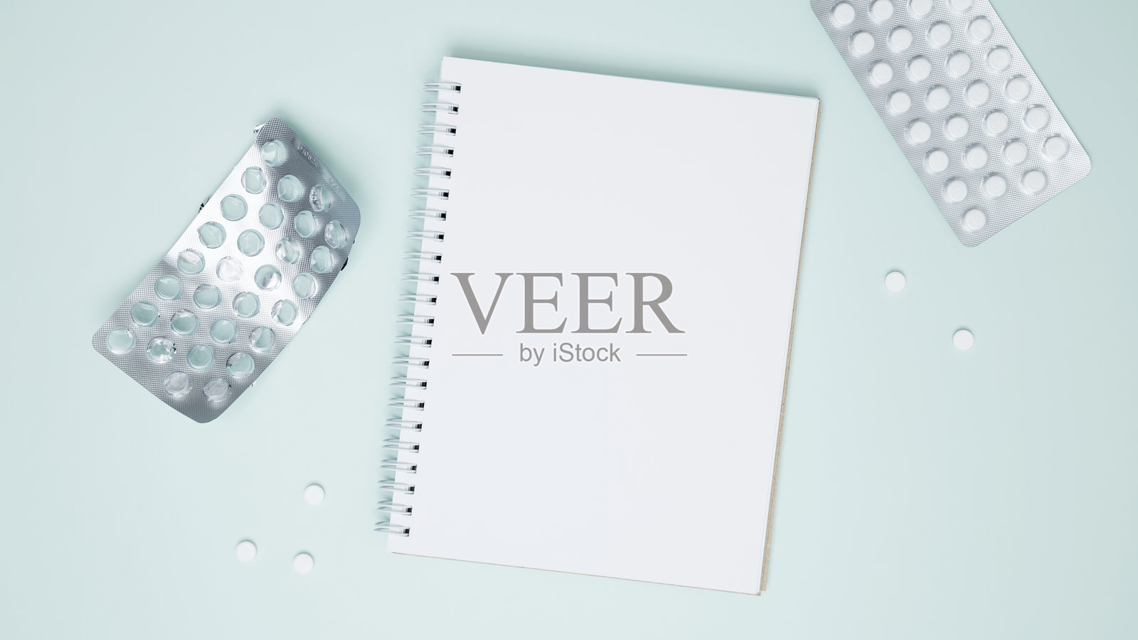 医学、医疗保健和制药行业的概念。药片泡罩与药丸和空白笔记本照片摄影图片