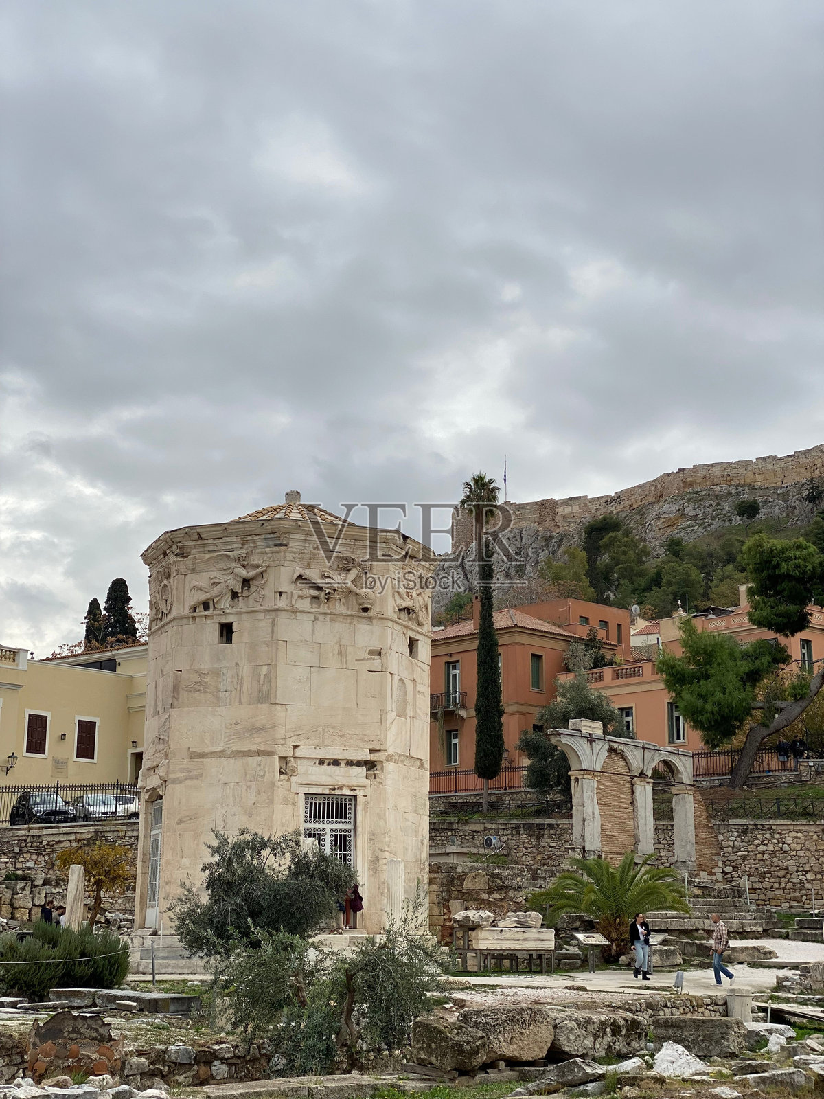 雅典的风之塔在阴云密布的天空下。照片摄影图片