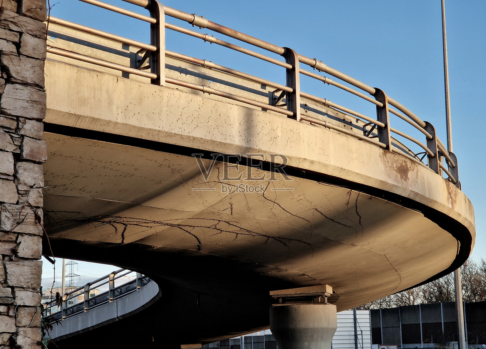 高速公路立交桥的视角，护栏由多个护栏管和镀锌金属制成的障碍物构成。照片摄影图片