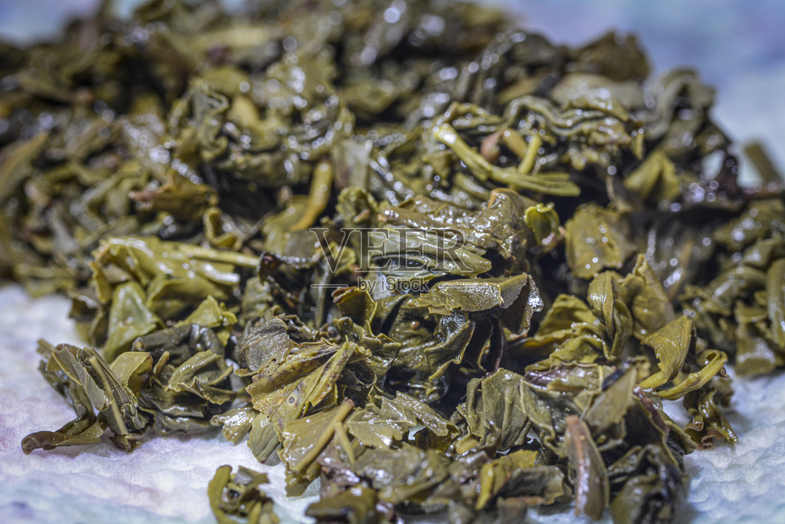 新鲜泡制的绿茶叶照片摄影图片