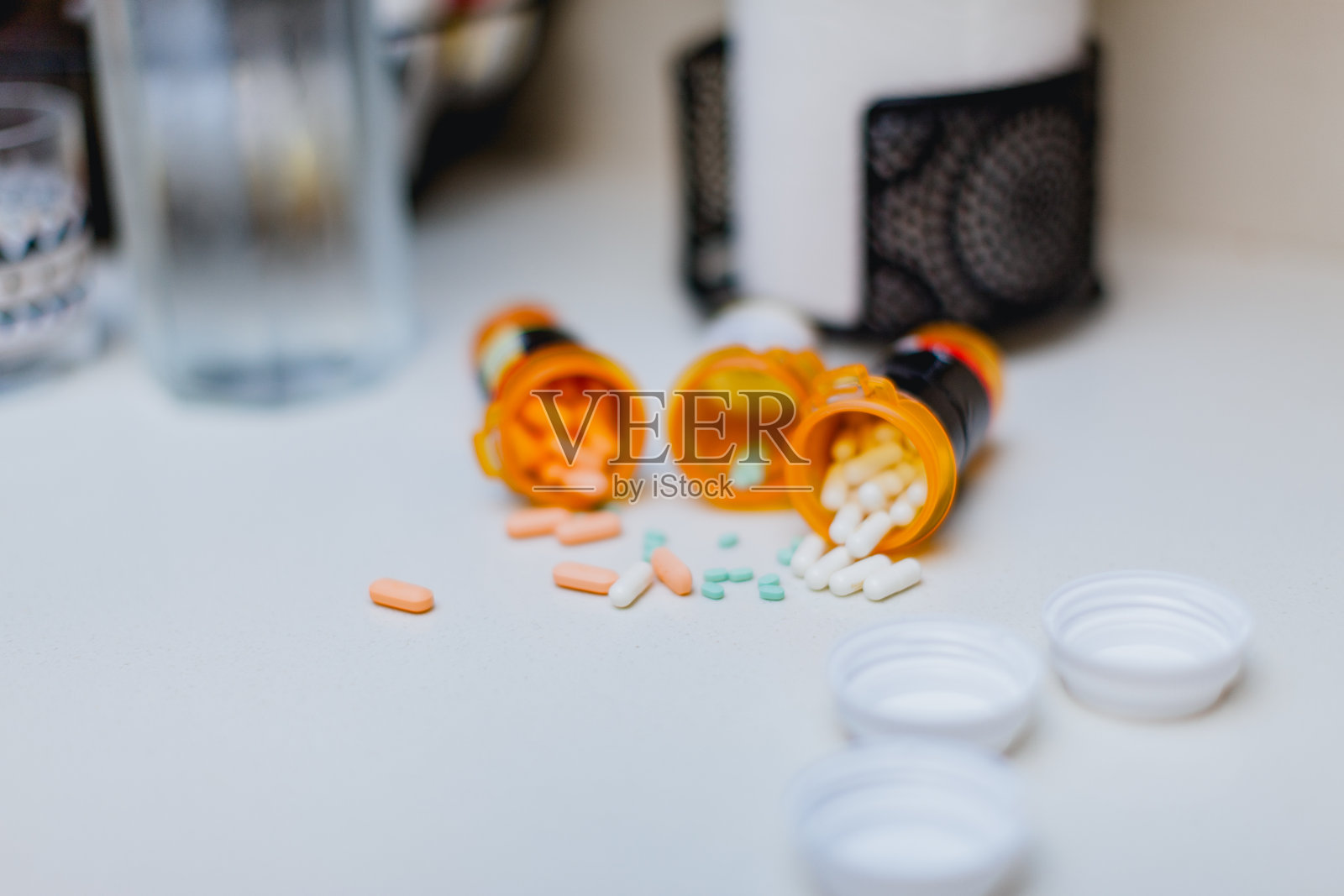 厨房台面上的打开药瓶照片摄影图片