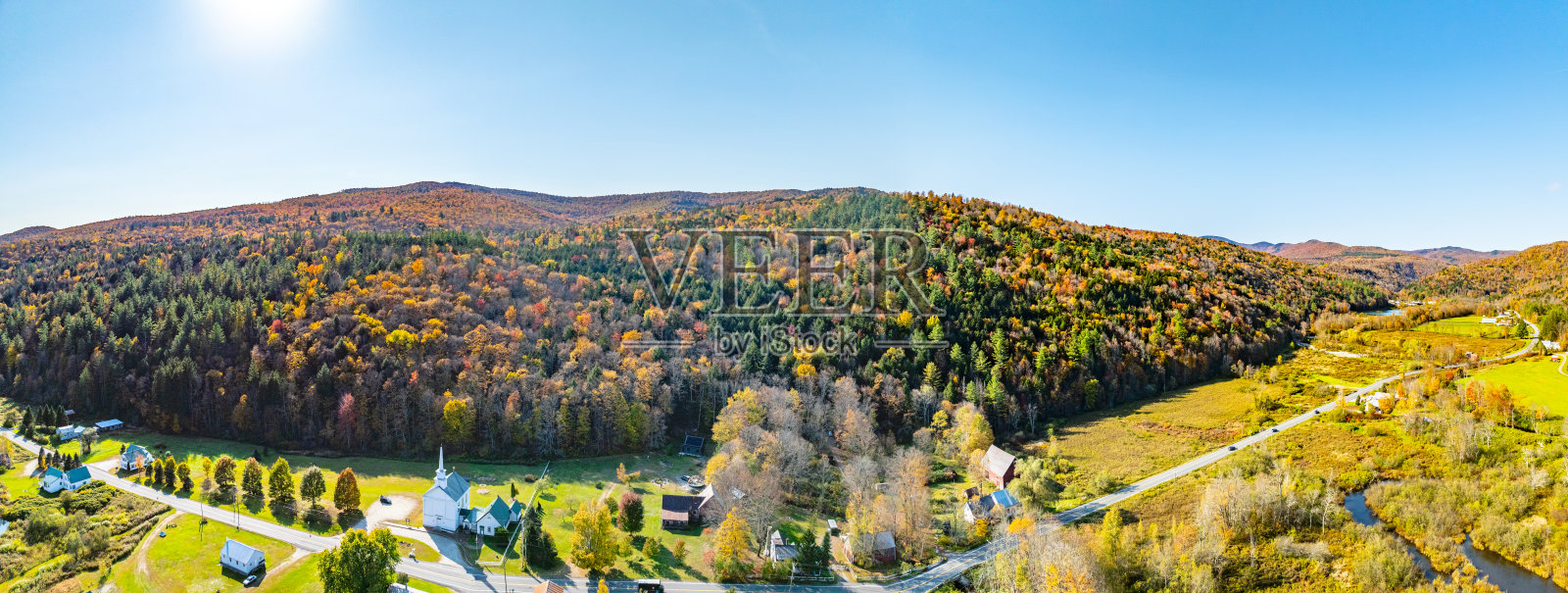 美国佛蒙特州格兰维尔的格兰维尔市政厅和教堂，位于佛蒙特州100号公路旁。照片摄影图片