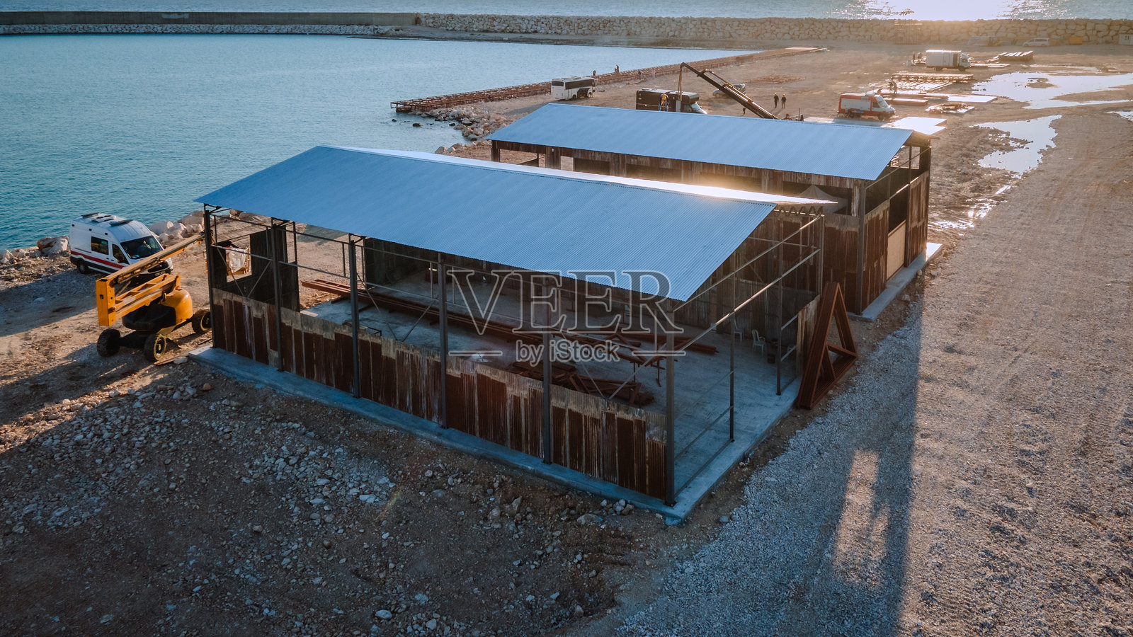 海边仓库的工业魅力照片摄影图片