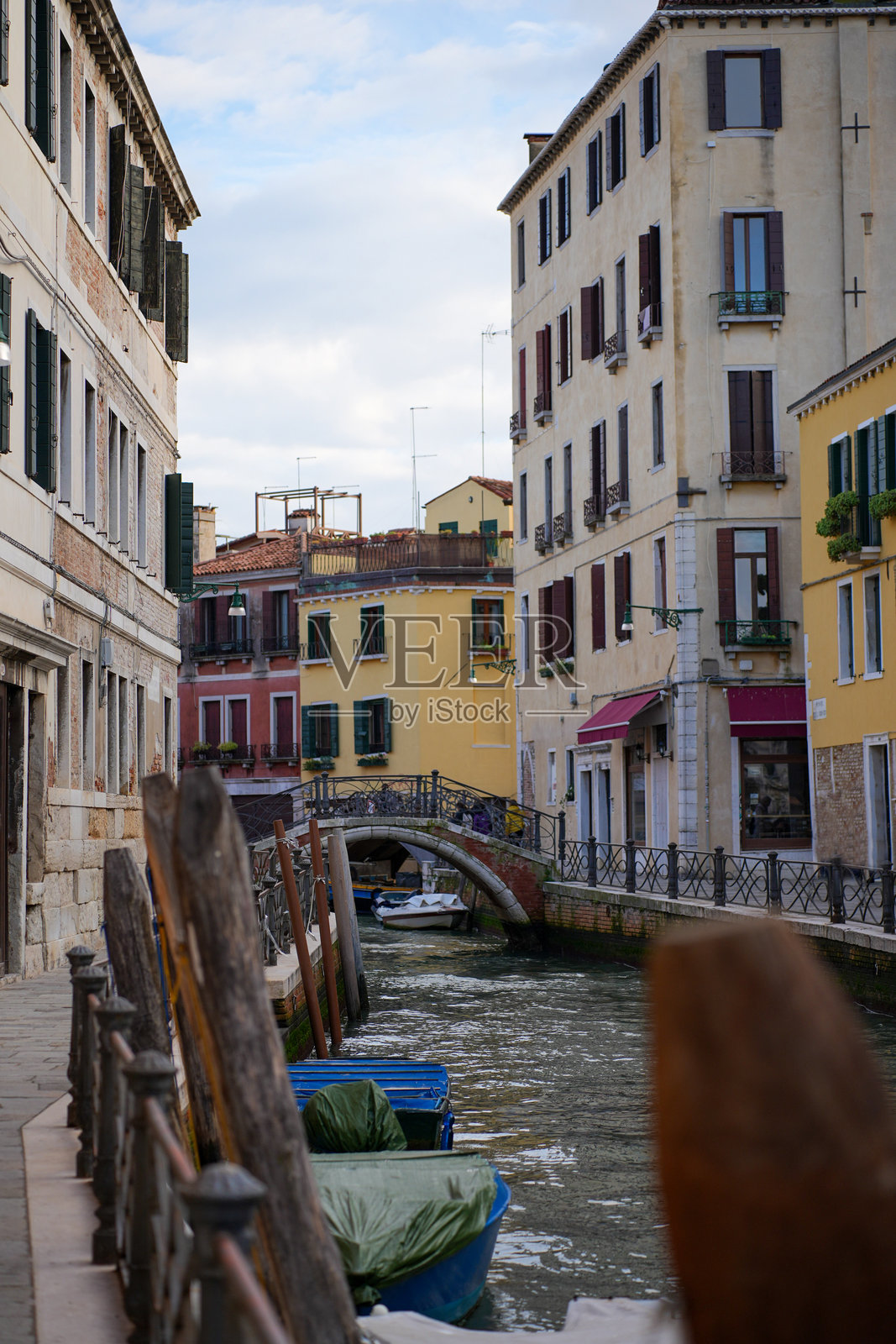 迷人的威尼斯运河景色与色彩斑斓的建筑照片摄影图片